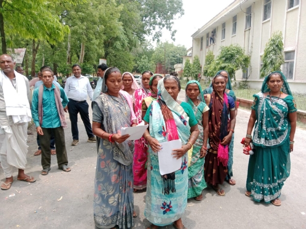 महिलाओं द्वारा आवेदन देकर निकलते हुए