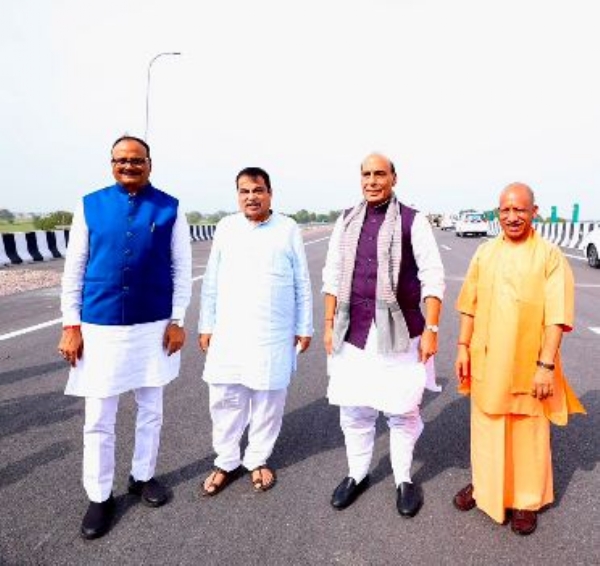 लखनऊ कानपुर एक्सप्रेसवे पर मुख्यमंत्री योगी,रक्षामंत्री राजनाथ सिंह व सड़क परिवहन मंत्री नितिन गड़करी