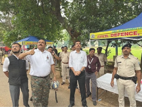 मॉक ड्रिल का अभ्यास करते सिविल डिफेंस के लोग मॉक ड्रिल का अभ्यास करते सिविल डिफेंस के लोग