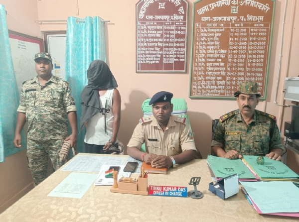 गिरफ्तार आरोपी की जानकारी देते जगन्नाथपुर थाना प्रभारी टिंकू कुमार दास गिरफ्तार आरोपी की जानकारी देते जगन्नाथपुर थाना प्रभारी टिंकू कुमार दास