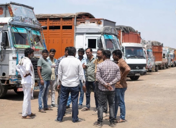 वीएलटीडी और ई-चालान के विरोध में दस हजार ट्रकों के पहिए थमे वीएलटीडी और ई-चालान के विरोध में दस हजार ट्रकों के पहिए थमे