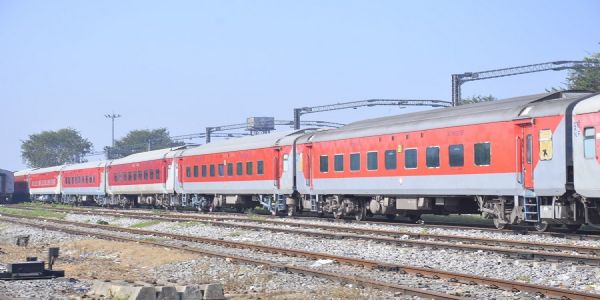 पूसीरे ने अपने क्षेत्र में चलने वाली लंबी दूरी की सभी ट्रेनों काे शत-प्रतिशत एलएचबी में बदला