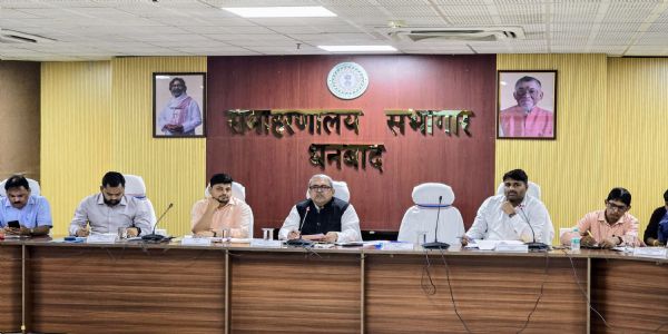 आयुक्त ने की राजस्व मामलों और एसआईआर की प्रगति की समीक्षा