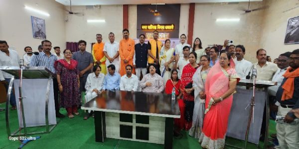 कलेक्टर ने धमतरी निगम के आठ मनोनीत पार्षदों को दिलाई शपथ