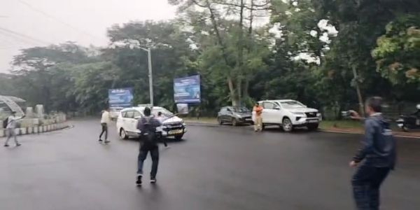 दुर्गापुर में तृणमूल सांसद दोला सेन को भाजपा ने दिखाए काले झंडे, दुर्गापुर हाउस के बाहर तनाव