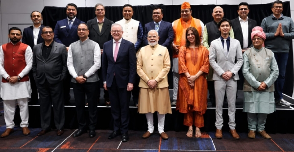 प्रधानमंत्री मोदी के साथ माधव व अन्य सदस्य। प्रधानमंत्री मोदी के साथ माधव व अन्य सदस्य।