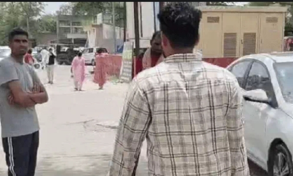 जिला नागरिक अस्पताल में पहुंचें मृतक के परिजन। जिला नागरिक अस्पताल में पहुंचें मृतक के परिजन।