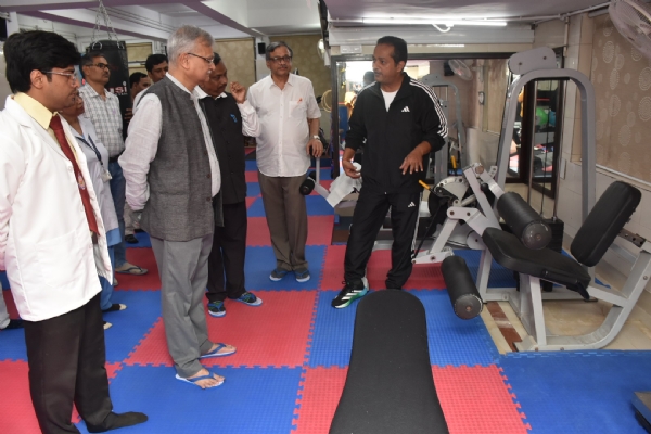 वेलनेस सेंटर में बीएचयू कुलपति वेलनेस सेंटर में बीएचयू कुलपति