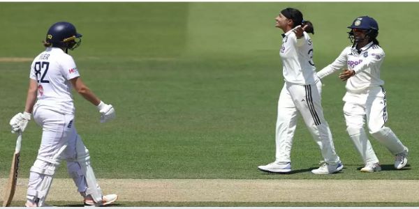 विकेट लेने के बाद जश्न मनाती स्नेह राणा विकेट लेने के बाद जश्न मनाती स्नेह राणा