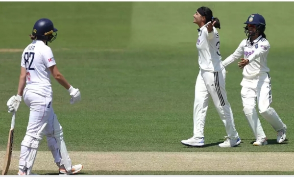 विकेट लेने के बाद जश्न मनाती स्नेह राणा विकेट लेने के बाद जश्न मनाती स्नेह राणा