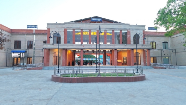 अमृत भारत स्टेशन योजना के तहत नए स्वरूप में विकसित हुआ धामपुर रेलवे स्टेशन। अमृत भारत स्टेशन योजना के तहत नए स्वरूप में विकसित हुआ धामपुर रेलवे स्टेशन।