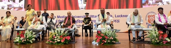 दीक्षांत समारोह में मंच पर बैठी राज्यपाल आनंदीबेन पटेल व रक्षामंत्री राजनाथ सिंह