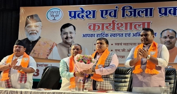 सर्वे चौक स्थित आईआरडीटी सभागार में आयोजित प्रदेश एवं जिला प्रकोष्ठ कार्यशाला को संबोधित करते हुए भाजपा प्रदेश अध्यक्ष एवं राज्यसभा सांसद महेंद्र भट्ट को पुष्प गुच्छ भेंट करते हुए। सर्वे चौक स्थित आईआरडीटी सभागार में आयोजित प्रदेश एवं जिला प्रकोष्ठ कार्यशाला को संबोधित करते हुए भाजपा प्रदेश अध्यक्ष एवं राज्यसभा सांसद महेंद्र भट्ट को पुष्प गुच्छ भेंट करते हुए।