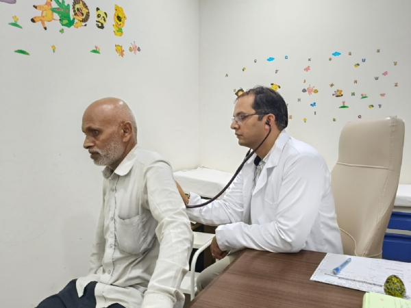 राष्ट्रीय आयुर्वेद संस्थान में राेगियों की जांच करते चिकित्सक