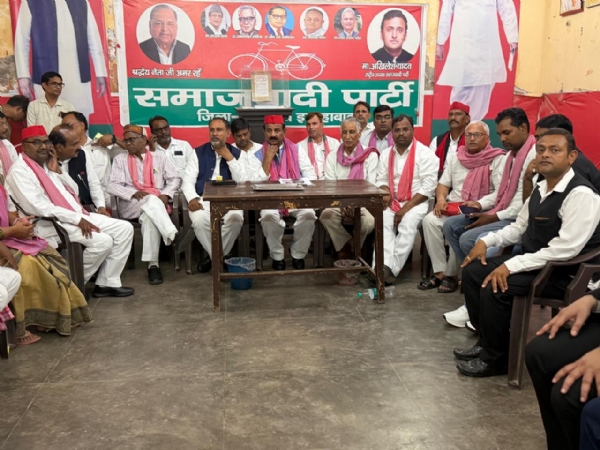 सपा प्रदेश अध्यक्ष श्यामलाल पाल बैठक करते हुए कार्यकर्ताओं एवं पदाधिकारियों की बैठक का छाया चित्र सपा प्रदेश अध्यक्ष श्यामलाल पाल बैठक करते हुए कार्यकर्ताओं एवं पदाधिकारियों की बैठक का छाया चित्र