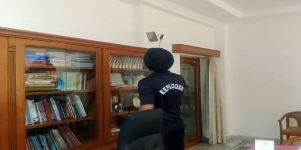 स्कूल में जांच करता हुआ बम निरोधक दस्ता स्कूल में जांच करता हुआ बम निरोधक दस्ता