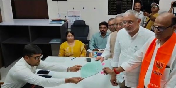 भाजपा उम्मीदवार सतीश पटेल नामांकन भरते हुए भाजपा उम्मीदवार सतीश पटेल नामांकन भरते हुए