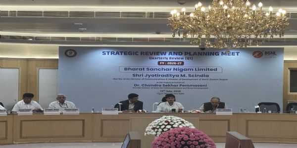 नई दिल्ली के विज्ञान भवन में बीएसएनएल की रणनीतिक समीक्षा एवं योजना बैठक की अध्यक्षता करते केंद्रीय संचार मंत्री ज्योतिरादित्य सिंधिया।