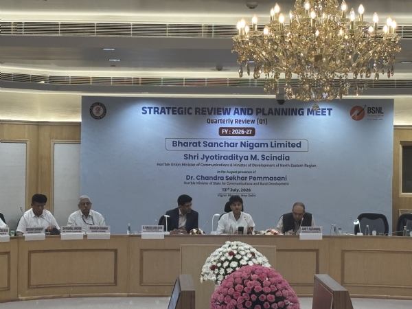 नई दिल्ली के विज्ञान भवन में बीएसएनएल की रणनीतिक समीक्षा एवं योजना बैठक की अध्यक्षता करते केंद्रीय संचार मंत्री ज्योतिरादित्य सिंधिया।