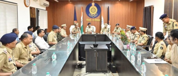 चन्द्र मोहन सिंह ने दंतेवाड़ा के नए पुलिस अधीक्षक का पदभार किया ग्रहण चन्द्र मोहन सिंह ने दंतेवाड़ा के नए पुलिस अधीक्षक का पदभार किया ग्रहण