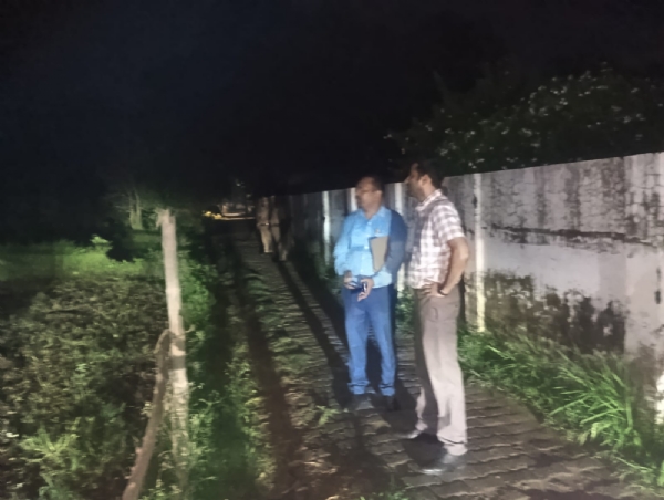 फोटो जिलाधिकारीऋण करते फोटो जिलाधिकारीऋण करते