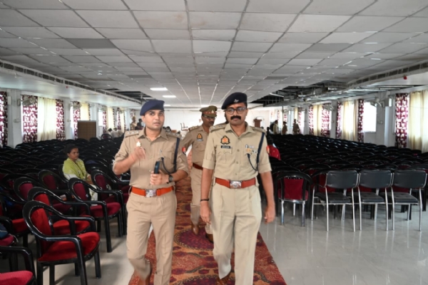 फोटो पुलिस अधीक्षक निरीक्षक करते फोटो पुलिस अधीक्षक निरीक्षक करते