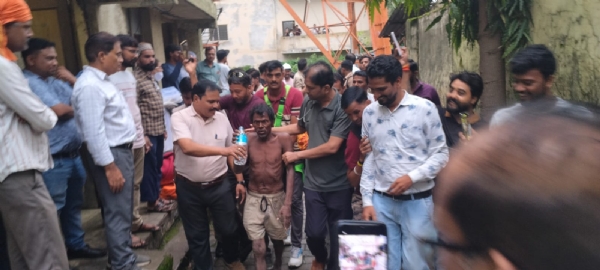 2 din ki mashakkt ke baad tower se yuvak ko utara 2 din ki mashakkt ke baad tower se yuvak ko utara