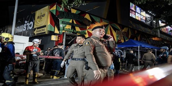 बैंकॉक के एक पब में लगी आग के बाद माैके पर तैनात पुलिस व दमकल कर्मी बैंकॉक के एक पब में लगी आग के बाद माैके पर तैनात पुलिस व दमकल कर्मी