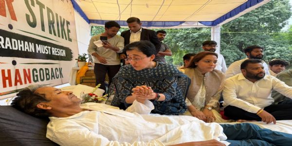 आप वरिष्ठ नेता आतिशी आज पर्यावरणविद् सोनम वांगचुक से मुलाकात करतीं। आप वरिष्ठ नेता आतिशी आज पर्यावरणविद् सोनम वांगचुक से मुलाकात करतीं।