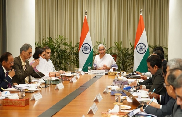 सार्वजनिक क्षेत्र के बैंकों और वित्तीय संस्थानों के प्रमुखों के साथ समीक्षा बैठक करते सीतारमण सार्वजनिक क्षेत्र के बैंकों और वित्तीय संस्थानों के प्रमुखों के साथ समीक्षा बैठक करते सीतारमण