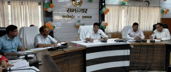 जिलाधिकारी अतुल वत्स ने जनपद की सीएम डैशबोर्ड रैंकिंग में सुधार लाने के उद्देश्य से कलेक्ट्रेट सभागार में समीक्षा बैठक जिलाधिकारी अतुल वत्स ने जनपद की सीएम डैशबोर्ड रैंकिंग में सुधार लाने के उद्देश्य से कलेक्ट्रेट सभागार में समीक्षा बैठक