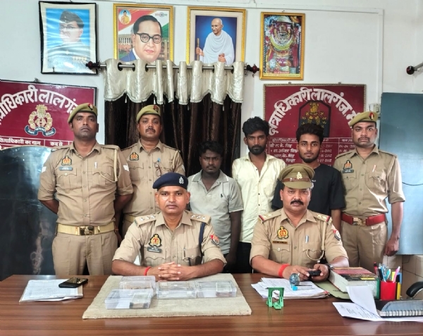 गिरफ्तार आरोपितों के साथ क्षेत्राधिकारी लालगंज अमर बहादुर गिरफ्तार आरोपितों के साथ क्षेत्राधिकारी लालगंज अमर बहादुर