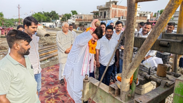 महापौर ने किया बहादुरगंज में 20 हॉर्स पावर के पंप का शुभारंभ महापौर ने किया बहादुरगंज में 20 हॉर्स पावर के पंप का शुभारंभ