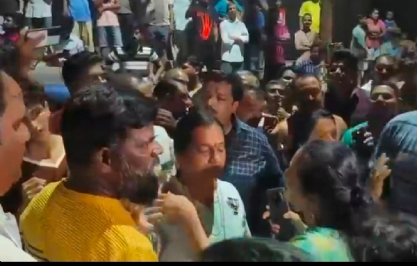 विरोध करते हुए लोग। विरोध करते हुए लोग।