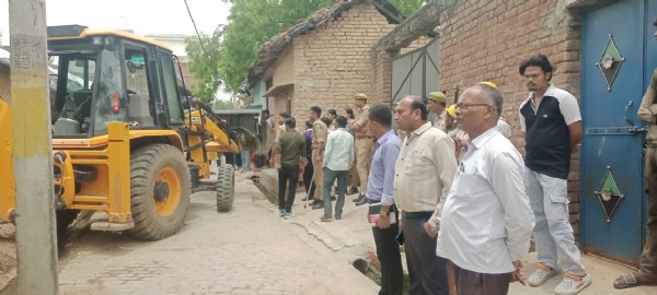 पुलिस बल की मौजूदगी में अवैध मकान के ध्वस्त करने की हुई कार्रवाई पुलिस बल की मौजूदगी में अवैध मकान के ध्वस्त करने की हुई कार्रवाई