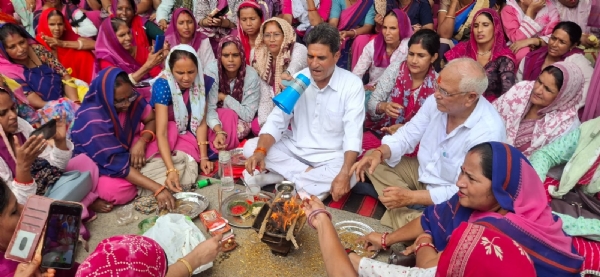 मानदेय और कर्मचारी दर्जे की मांग पर अड़ी आंगनवाड़ी कर्मी मानदेय और कर्मचारी दर्जे की मांग पर अड़ी आंगनवाड़ी कर्मी
