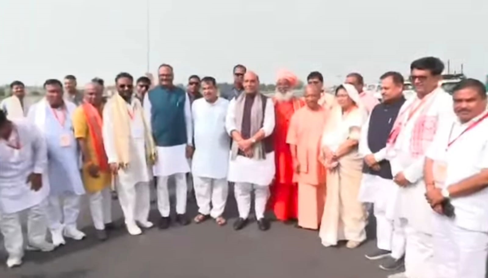 लखनऊ कानपुर एक्सप्रेस वे का लोकार्पण करते रक्षा मंत्री राजनाथ सिंह व नितिन गडकरी लखनऊ कानपुर एक्सप्रेस वे का लोकार्पण करते रक्षा मंत्री राजनाथ सिंह व नितिन गडकरी