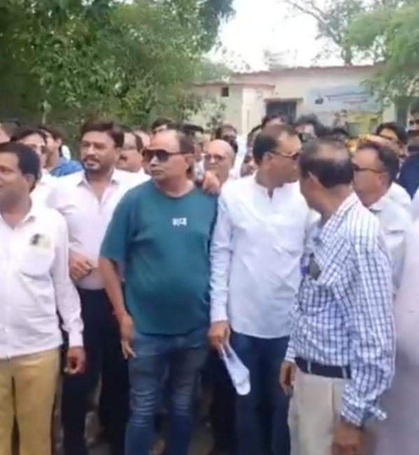 ज्ञापन देने गए व्यापारी गण ज्ञापन देने गए व्यापारी गण