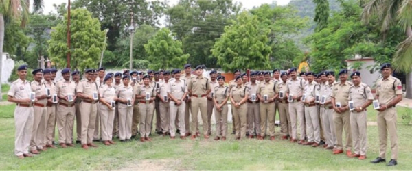 थाना-चौकी प्रभारियों व विवेचकों काे मिले 183 मोबाइल डाटा टर्मिनल डिवाइस थाना-चौकी प्रभारियों व विवेचकों काे मिले 183 मोबाइल डाटा टर्मिनल डिवाइस