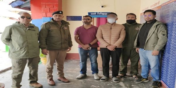 बदरी-केदार मंदिर समिति (बीकेटीसी) के कर्मचारी प्रमोद नौटियाल पुलिस हिरासत में। बदरी-केदार मंदिर समिति (बीकेटीसी) के कर्मचारी प्रमोद नौटियाल पुलिस हिरासत में।