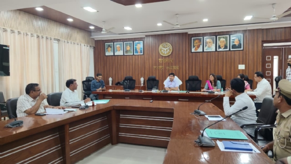 कलेक्टेट सभागार में जिलाधिकारी की अध्यक्षता में संपन्न होती विद्यालय यान समिति की बैठक। कलेक्टेट सभागार में जिलाधिकारी की अध्यक्षता में संपन्न होती विद्यालय यान समिति की बैठक।