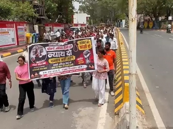 इंदौर में पोस्टल असिस्टेंट की हत्या को लेकर परिजनों और डाक विभाग के कर्मचारियों ने निकाली रैली इंदौर में पोस्टल असिस्टेंट की हत्या को लेकर परिजनों और डाक विभाग के कर्मचारियों ने निकाली रैली