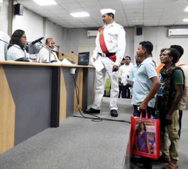 कोंड़ागांव कलेक्टर ने साप्ताहिक जनदर्शन में सुनी आमजनों की समस्याएं कोंड़ागांव कलेक्टर ने साप्ताहिक जनदर्शन में सुनी आमजनों की समस्याएं