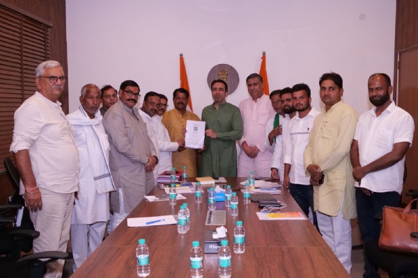 नई दिल्ली में राष्ट्रीय लोक दल के अध्यक्ष जयंत चौधरी उत्तर प्रदेश की चुनावी संगठनात्मक बैठक करते हुए। नई दिल्ली में राष्ट्रीय लोक दल के अध्यक्ष जयंत चौधरी उत्तर प्रदेश की चुनावी संगठनात्मक बैठक करते हुए।