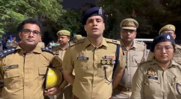 सीवर के मेंन होल में सफाई के दौरान श्रमिक की हुई मौत की जानकारी देते पुलिस अधिकारी सीवर के मेंन होल में सफाई के दौरान श्रमिक की हुई मौत की जानकारी देते पुलिस अधिकारी