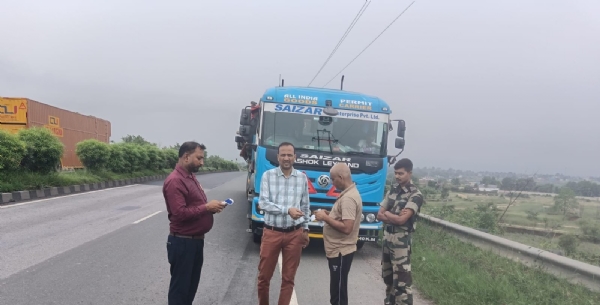जांच करते अधिकारी जांच करते अधिकारी