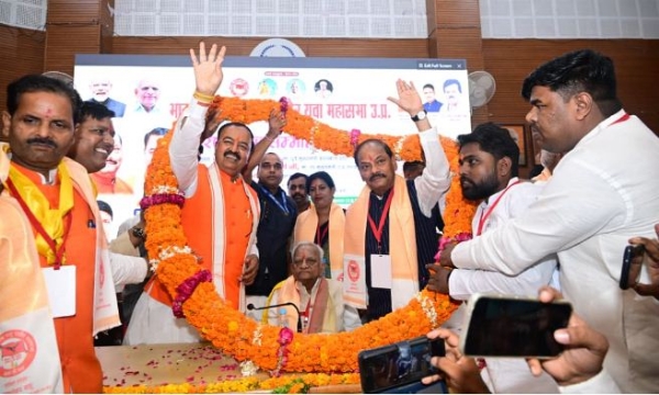 सम्मेलन में झारखण्ड के पूर्व मुख्यमंत्री रघुवर दास व उप मुख्यमंत्री केशव प्रसाद मौर्य सम्मेलन में झारखण्ड के पूर्व मुख्यमंत्री रघुवर दास व उप मुख्यमंत्री केशव प्रसाद मौर्य