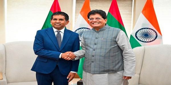 मालदीव के आर्थिक विकास, परिवहन एवं व्यापार मंत्री मोहम्मद सईद के साथ पीयूष गोयल का फाइल फोटो मालदीव के आर्थिक विकास, परिवहन एवं व्यापार मंत्री मोहम्मद सईद के साथ पीयूष गोयल का फाइल फोटो