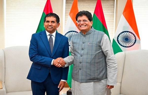 मालदीव के आर्थिक विकास, परिवहन एवं व्यापार मंत्री मोहम्मद सईद के साथ पीयूष गोयल का फाइल फोटो मालदीव के आर्थिक विकास, परिवहन एवं व्यापार मंत्री मोहम्मद सईद के साथ पीयूष गोयल का फाइल फोटो