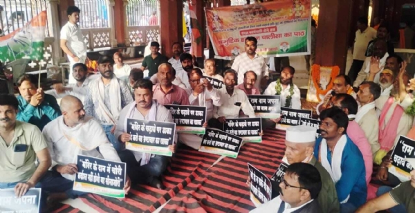 सामूहिक हनुमान चालीसा पाठ करते कांग्रेस के कार्यकर्ता सामूहिक हनुमान चालीसा पाठ करते कांग्रेस के कार्यकर्ता